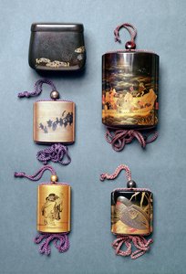 Inro e bolsa de tabaco: da esquerda para a direita: Bolsa de Tabaco com design Hiramaki-e, assinado Zeshin; Inro, raposa casamento procissão em Sumi-e Togidashi, assinado Toyo; Inro, dois sábios lendo um pergaminho em Sumi-e