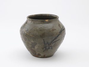 Jarra com desenho de juncos, prefeitura de Saga, período Momoyama, final do século XVI a início do século XVII (grés com pigmento de ferro sob esmalte feldspático)