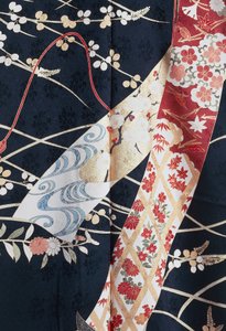 Kimono Furisode (mangas de bico) usado por jovens solteiras em ocasiões elegantes e Maiko (estudante de Geisha), seda com motivos florais e vegetais, painéis flutuantes, detalhe, tingimento Kaga-Yuzen, moinhos de tecelagem Tokamachi, civilização japonesa,  de Japanese School