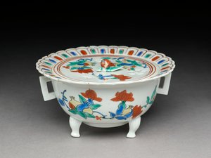 Bacia de Koro com uma tampa plana, mercadoria relacionada de Kakiemon, 1680-1700 (louça de barro com overglaze de esmalte) de Japanese School