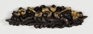 Menuki, ou adorno de aderência, em forma de arranjo floral (liga de cobre e dourado com douradura) de Japanese School