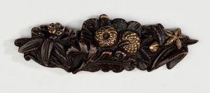 Menuki, ou adorno de aderência, em forma de arranjo floral (liga de cobre e dourado com douradura) de Japanese School