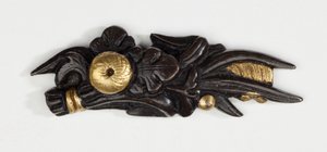 Menuki, ou adorno de aderência, em forma de arranjo floral (liga de cobre e dourado com douradura) de Japanese School