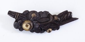 Menuki, ou adorno de aderência, em forma de arranjo floral (liga de cobre e dourado com douradura) de Japanese School