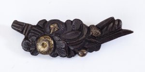 Menuki, ou adorno de aderência, em forma de arranjo floral (liga de cobre e dourado com douradura) de Japanese School