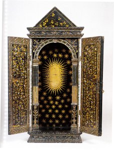 Santuário portátil cristão Namban, projetado para conter uma estatueta religiosa, período Momoyama (laca) (ver também 996356-7) de Japanese School