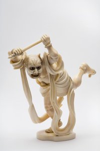 Okimino na forma de um demônio segurando um bastão de Japanese School