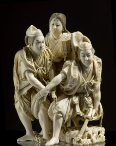 Okimono representando os Irmãos Soga prestes a matar Suketsune guiado para sua tenda por Tora (marfim esculpido) de Japanese School