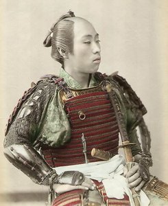 Retrato de um samurai do Japão antigo armado com armadura de corpo inteiro, 1890 (foto de albumina colorido à mão)