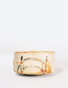 Tigela de chá Shino Chawan com rodapé baixo, Momoyama Period (grés esmaltado) de Japanese School