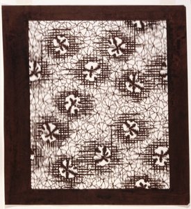 Stencil: Lírios e Padrões de Tecidos (papel) de Japanese School