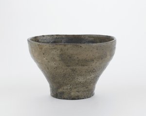 Tigela de chá em forma de flauta chinesa, Hagi, prefeitura de Yamaguchi, período Edo (faiança com deslizamento branco sob esmalte de madeira de freixo)