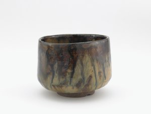 Taça de chá chamada Ochiba (Folhas Caídas) Fukuoka ou prefeitura de Kumamoto, período Edo, início do século XVII (faiança com ferro, palha de arroz e cinzas de madeira) de Japanese School
