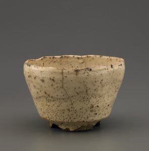 Bacia de chá com pé entalhado, prefeitura de Yamaguchi, período de Edo (faiança com deslizamento branco debaixo de vidrado de madeira-cinza)