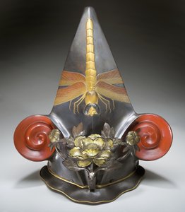 Capacete teatral para o teatro Kabuki (laca sobre tecido com incrustações de latão e conchas) de Japanese School