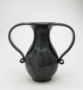 Vaso em forma mimikuchi, Seto, Kyoto-fu ou Prefeitura de Aichi, período Edo ou era Meiji (faiança com esmalte de ferro) de Japanese School