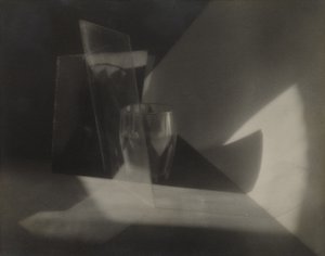 [Still-Life Abstraction], c.1923 (impressão em gelatina prateada) de Jaromir Funke