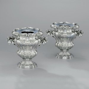 Um par de refrigeradores de vinho em forma de urna com pergaminhos foliados e alças de junco, c.1880 (prata) de Jean Baptiste Gustave Odiot