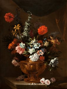 Flores em um vaso esculpido