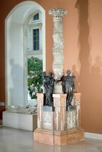 Monumento ao coração de Ana, então primeiro Duque de Montmorency (1493-1567), connetable da França, com alegorias de Justiça, Paz e Abundância. Escultura em bronze e mármore branco de Jean Bullant (1515/1520-1578), Martin Lefort (conhecido de 1562 a 158