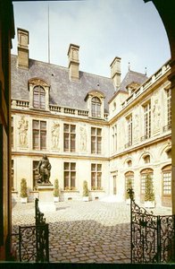 Vista do Cour dHonneur do Hotel Carnavalet, construído c.1545