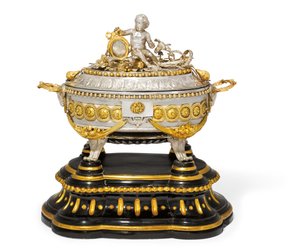 Terrina de sopa, tampa e suporte, Malines, c.1780 (metal dourado e prata) (ver também 430298) de Jean Corneille Hendrickx