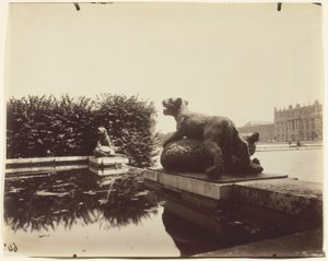Versalhes, Fontaine du Point du Jour, (Tigre Terrassant un Ours de Houzeau) de Jean Eugène Auguste Atget