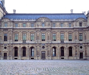 O pátio quadrado do Louvre, fachada do Louvre de Henri II (1546-1551), esculturas de Jean Goujon (1510-1567) 1551 Paris, Musee du Louvre