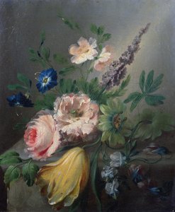 Ainda vida de rosas, flores de paixão, uma tulipa e outras flores em uma borda de pedra