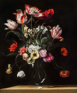 Tulipas, narcisos, cravos, papoilas, anêmonas e outras flores em um vaso de vidro em uma borda de madeira, um de um par, do século XVII de Jean Picart