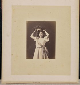 [Retrato de uma mulher com coroa de flores]. de Jean Pierre Bertrand Eugène Pégot Ogier
