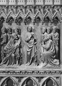 Catedral, interior, tela de coro, Jesus Cristo, aparecendo aos apóstolos e discípulos na Galiléia, c.1340-51 (pedra policromada)