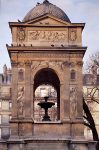 Arquitectura: vista da fonte dos Inocentes. Desenhado pelos arquitetos Jean Goujon, Augustin Pajou e Pierre Lescot. 1546-1549. Praça Joachim du Bellay, Paris.