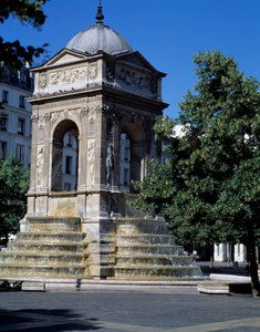 Arquitectura: vista da fonte dos Inocentes. Desenhado pelos arquitetos Jean Goujon, Augustin Pajou e Pierre Lescot. 1546-1549. Praça Joachim du Bellay, Paris.