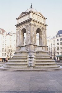França, Paris, Fontaine des Innocents, fonte de pedra com degraus.