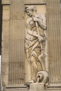 França, Paris, Les Halles, Fontaine des Innocents, escultura em pedra, estátua da mulher.