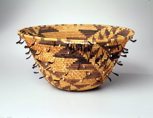 Meninas Coiled Dowry ou Puberty Basket, Pomo, Pinoleville, Califórnia de Jenny Hughes