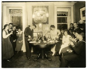 Alice Foote MacDougal entretendo um grupo de marinheiros em seu pequeno apt em Old War, Greenwich Village, Nova York, EUA, c.1917-18 (foto em prata gelatina)