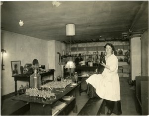 Ann Haviland, perfumista, c.1915-28 de Jessie Tarbox Beals