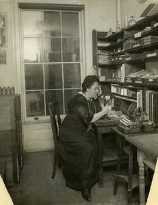 Beals in her studio, c.1912-18 (foto em prata gelatina) de Jessie Tarbox Beals