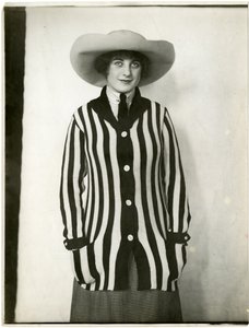 Blazer sweater & felt hat, Forsythe, c.1905-18 (foto em prata gelatina) de Jessie Tarbox Beals