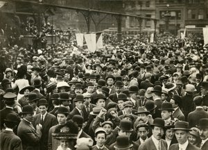 Crowd in Union Square at Suffrage Meeting, c.1905-11 (foto em prata gelatina) de Jessie Tarbox Beals