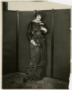 Vestido, drapeado, Gimbels, c.1905-18 (foto gelatina prateada) de Jessie Tarbox Beals
