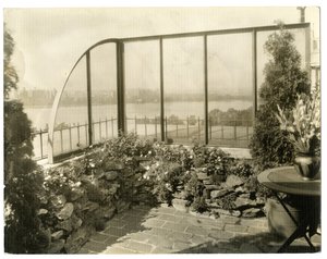 Jardim da Sra. Regina Jais, c.1936-37 (foto gelatina prateada) de Jessie Tarbox Beals