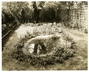 Jardim da Sra. W H Wells 265 W 11th, Greenwich Village, Nova York, EUA, c.1936-37 (foto em prata gelatina) de Jessie Tarbox Beals