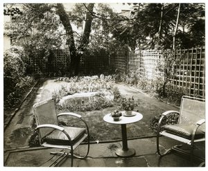 Jardim da Sra. W H Wells 265 W 11th, Greenwich Village, Nova York, EUA, c.1936-37 (foto em prata gelatina) de Jessie Tarbox Beals