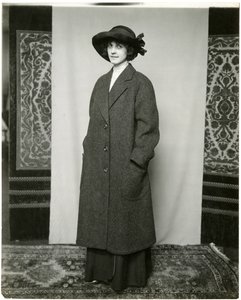 Gray coat, Arnold & Constable, c.1905-18 (foto gelatina prateada) de Jessie Tarbox Beals