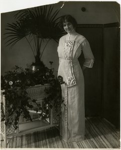 Material turco cinzento com bordado preto e branco, Lord & Taylor, c.1905-18 (foto em prata gelatina) de Jessie Tarbox Beals