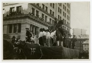 Desfile histórico da bóia #31, Destruição da Estátua de Jorge III de Jessie Tarbox Beals