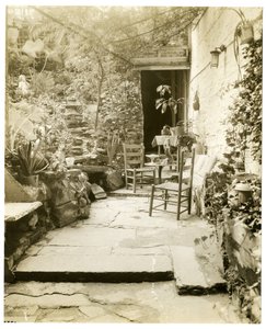 Casa de George & Mary Stonehill, artistas, Greenwich Village, Nova York, EUA, c.1936-37 (foto em prata gelatina) de Jessie Tarbox Beals